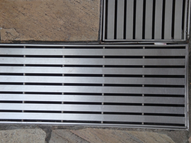 Abflussgitter aus verzinktem Stahl. Abflussgrabenabdeckungen für glatte