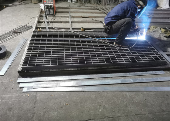 Gezackte rostfreie Treppe tritt Stahlgitter