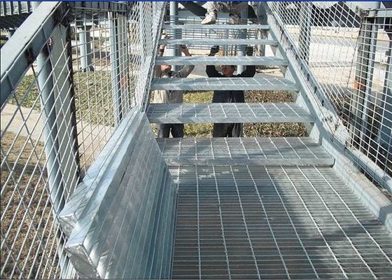 Gezackte rostfreie Treppe tritt Stahlgitter