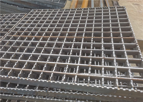 Gezackter Treppen-Schritt-Plattform-Stahl, der heißes eingetauchtes galvanisiertes 3X30 zerreibt