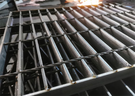 Helle Struktur galvanisierte Stahlgitter-Platten mit einem Graben umgeben Abdeckung für Schulen