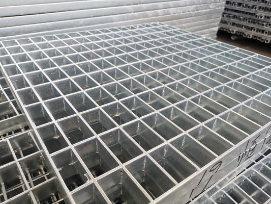 Flach-76mm galvanisierte Stahlgitter-Wärmeableitungs-Treppe, die NAAMM-Standard zerreibt