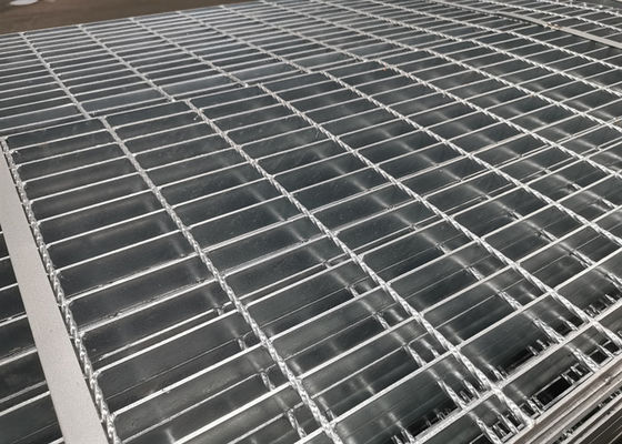 Gezacktes 30*100mm heißes Bad-galvanisiertes Stahlgitter hochfest