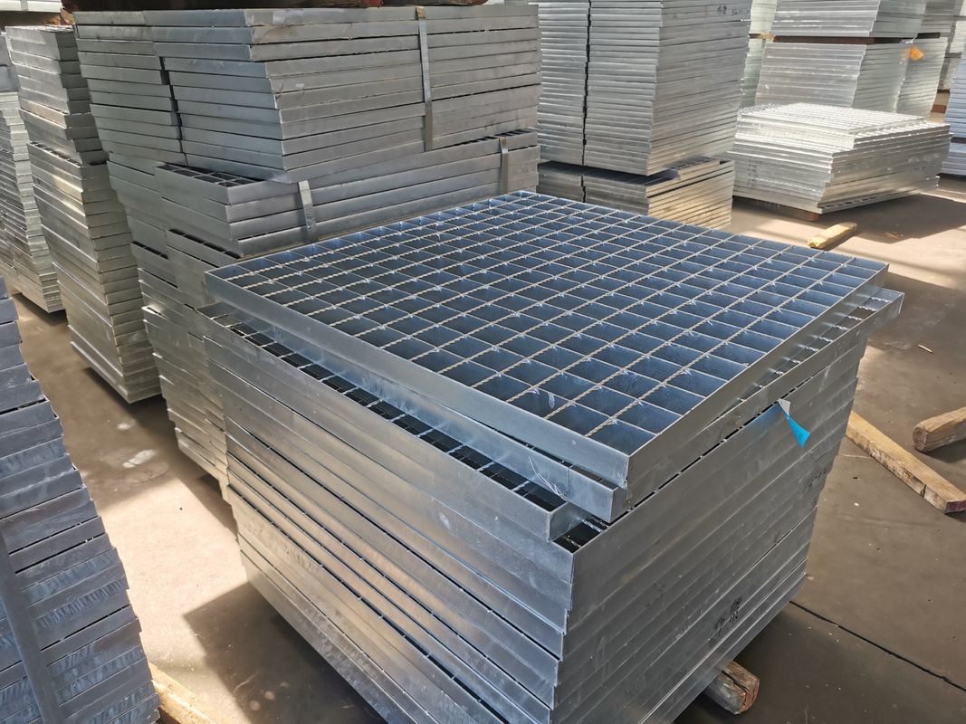 Flach-76mm galvanisierte Stahlgitter-Wärmeableitungs-Treppe, die NAAMM-Standard zerreibt